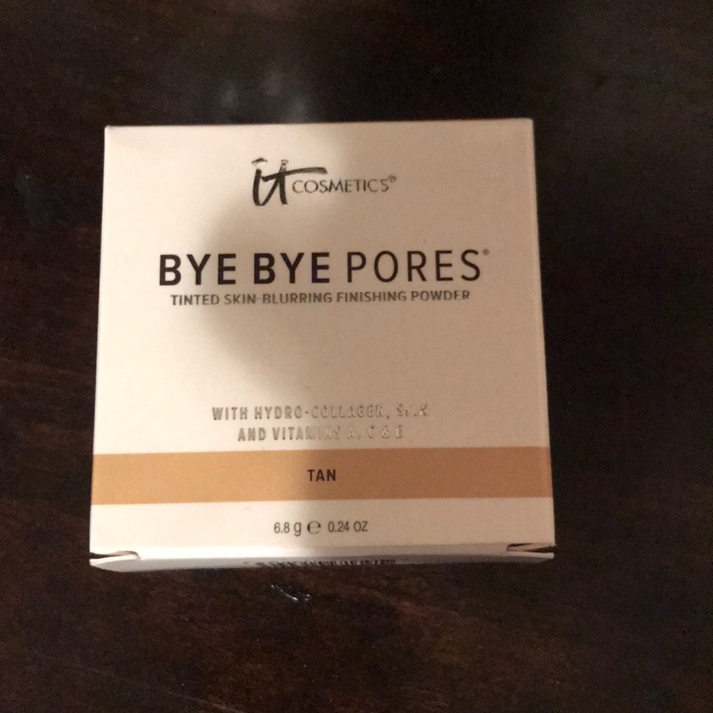 It cosmetics New in Box finishing powder! In tan